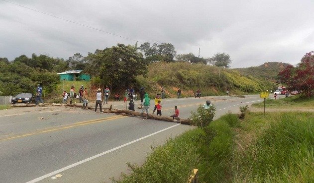 Bloqueos en las vías del departamento del Cauca 29 193355200_4311511012201082_3402641022674576026_n