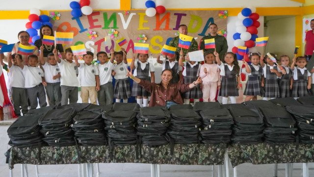 500 kits escolares fortalecen los sueños de la niñez en Argelia