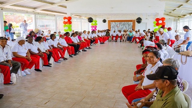 Adultos Mayores de Aires de Garrapatero Disfrutaron de un Encuentro de Cuidado y Alegría