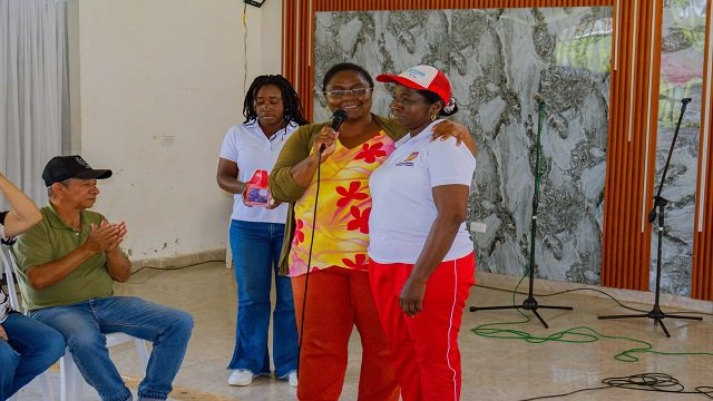 Adultos Mayores de Aires de Garrapatero Disfrutaron de un Encuentro de Cuidado y Alegría