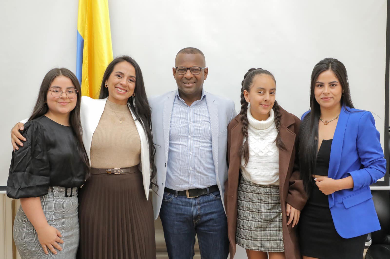 Ante el Gobernador del Cauca Elías Larrahondo Carabalí tomó posesión del cargo la nueva Secretaria de Salud10