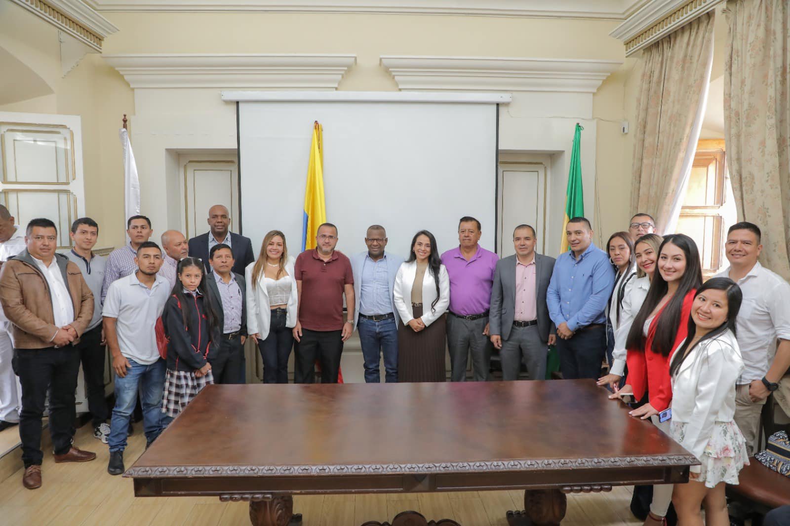 Ante el Gobernador del Cauca Elías Larrahondo Carabalí tomó posesión del cargo la nueva Secretaria de Salud11