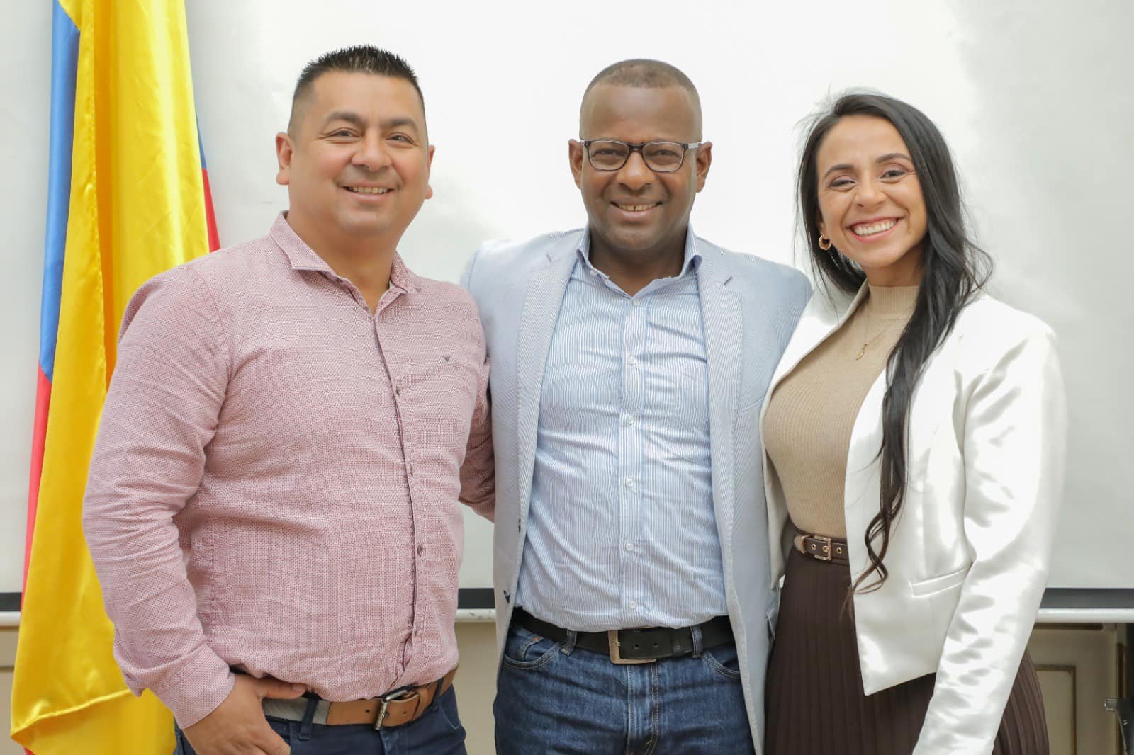 Ante el Gobernador del Cauca Elías Larrahondo Carabalí tomó posesión del cargo la nueva Secretaria de Salud13