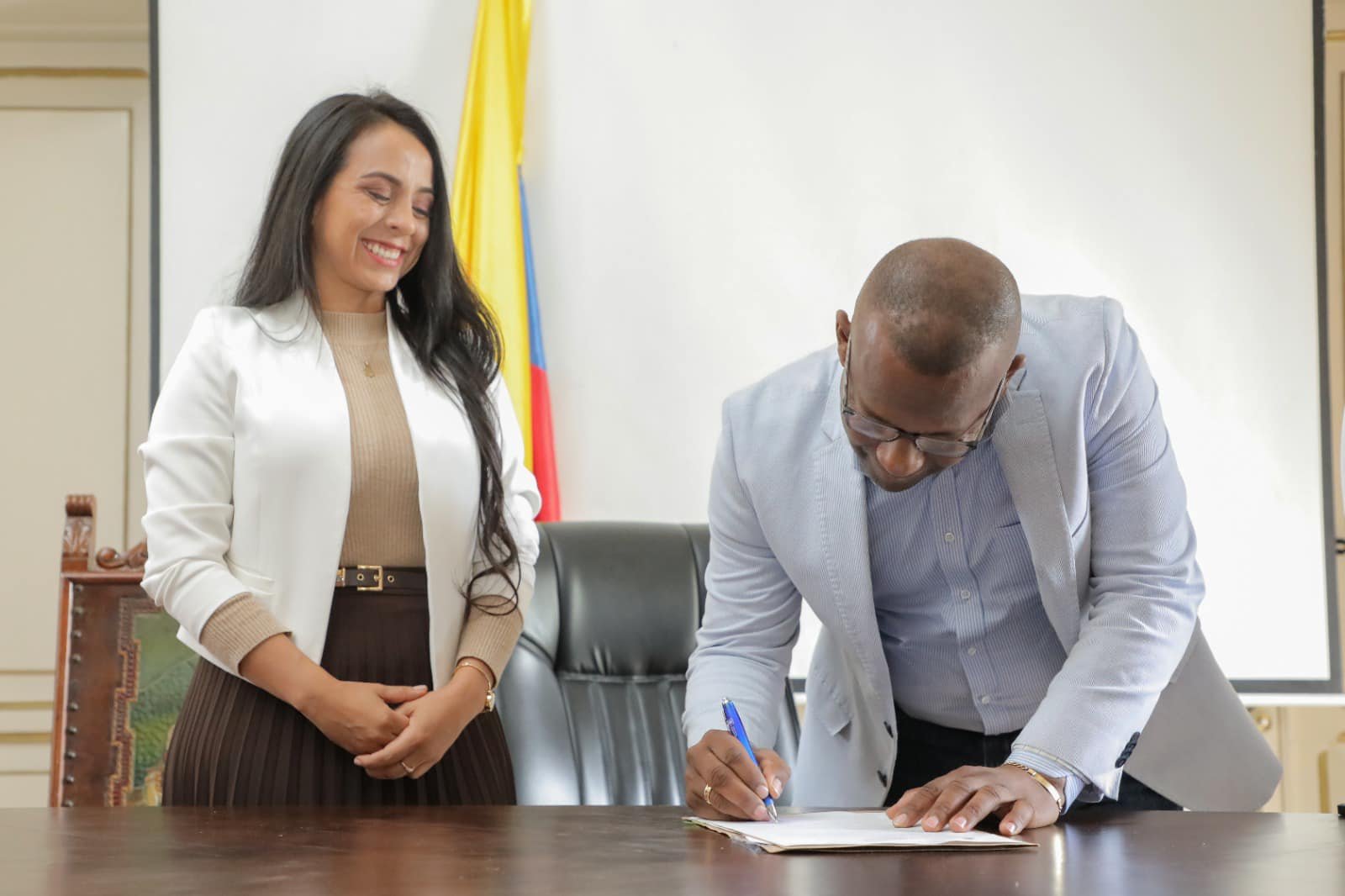 Ante el Gobernador del Cauca Elías Larrahondo Carabalí tomó posesión del cargo la nueva Secretaria de Salud15