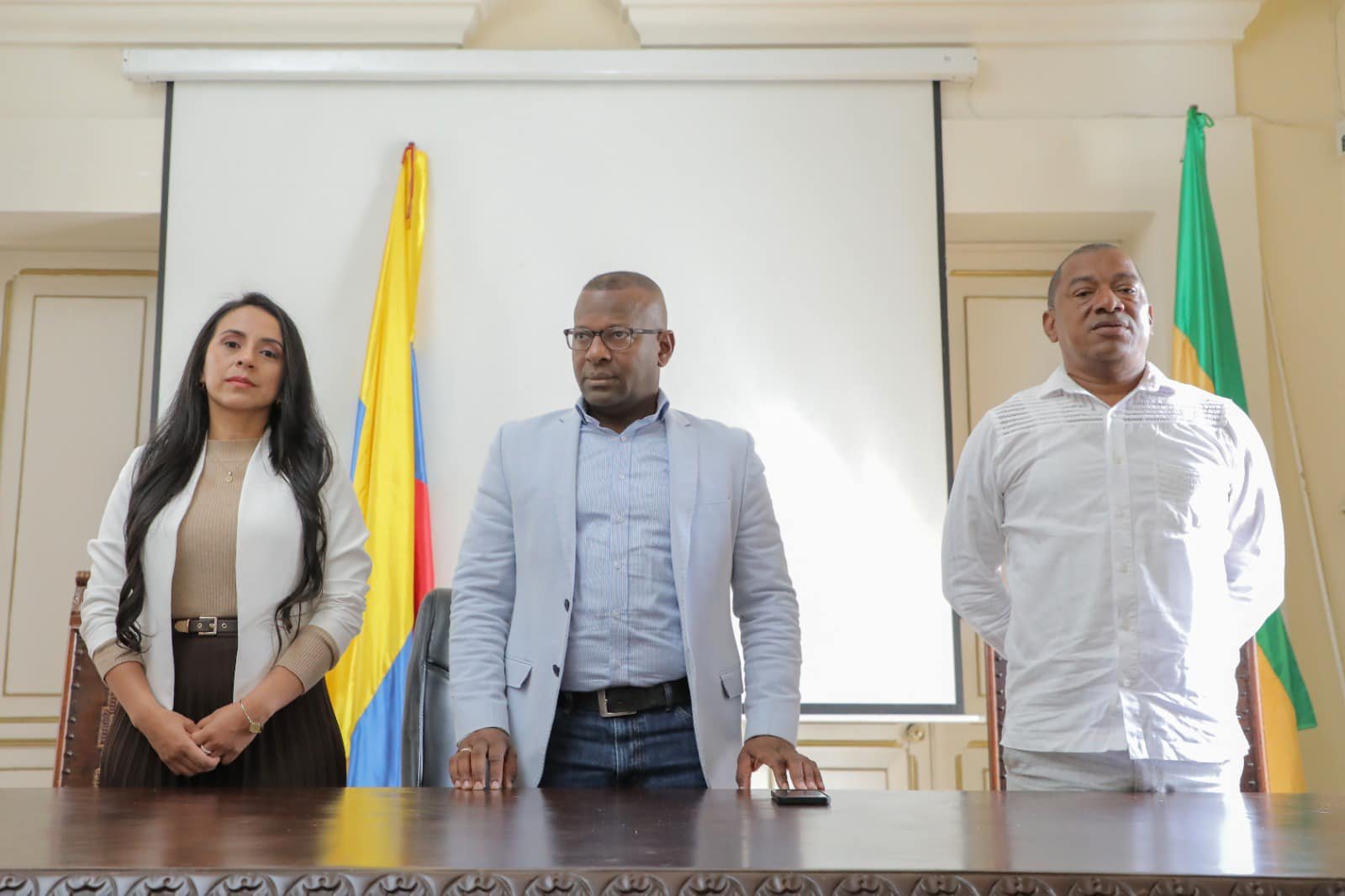 Ante el Gobernador del Cauca Elías Larrahondo Carabalí tomó posesión del cargo la nueva Secretaria de Salud2