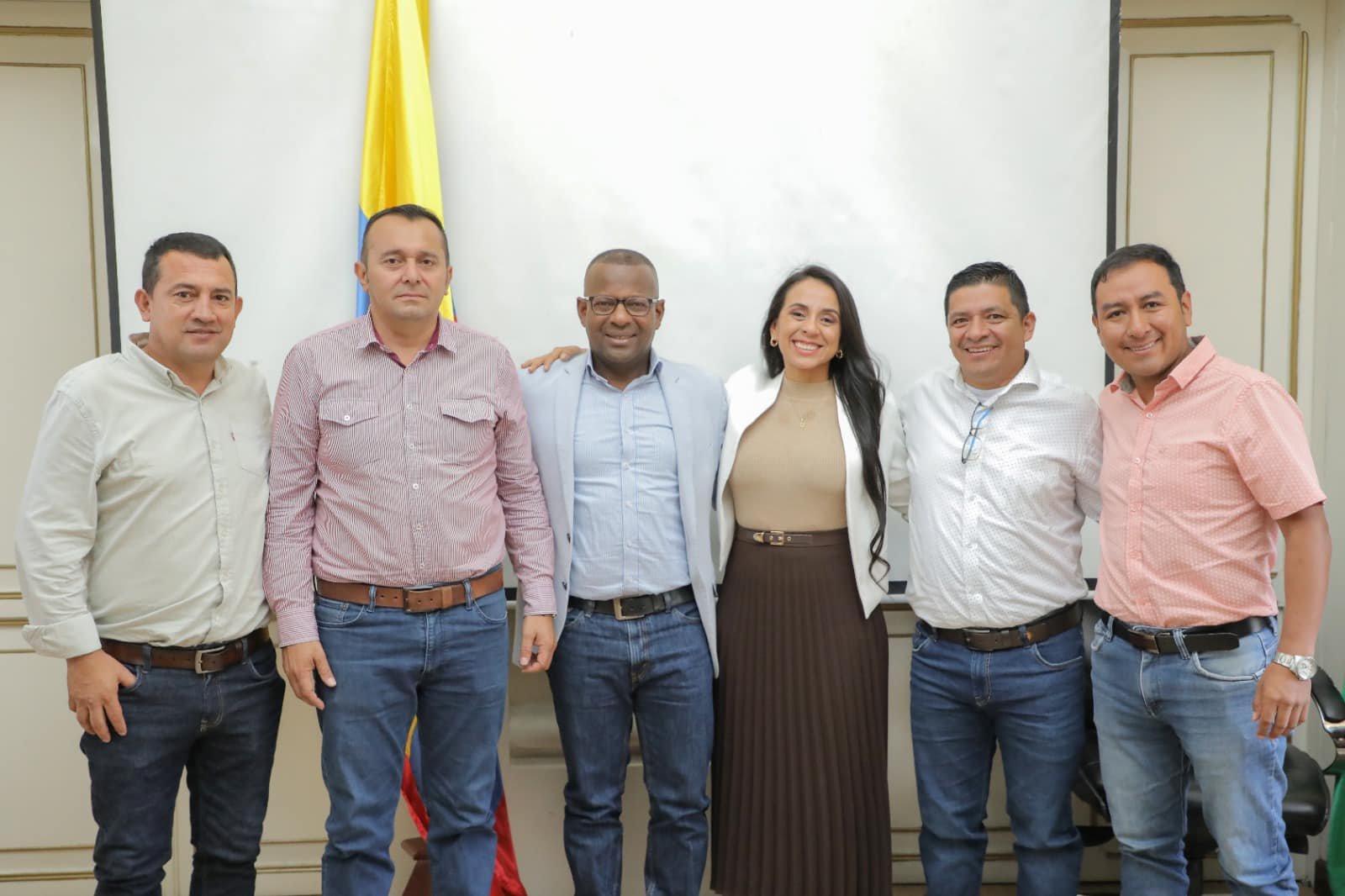 Ante el Gobernador del Cauca Elías Larrahondo Carabalí tomó posesión del cargo la nueva Secretaria de Salud5