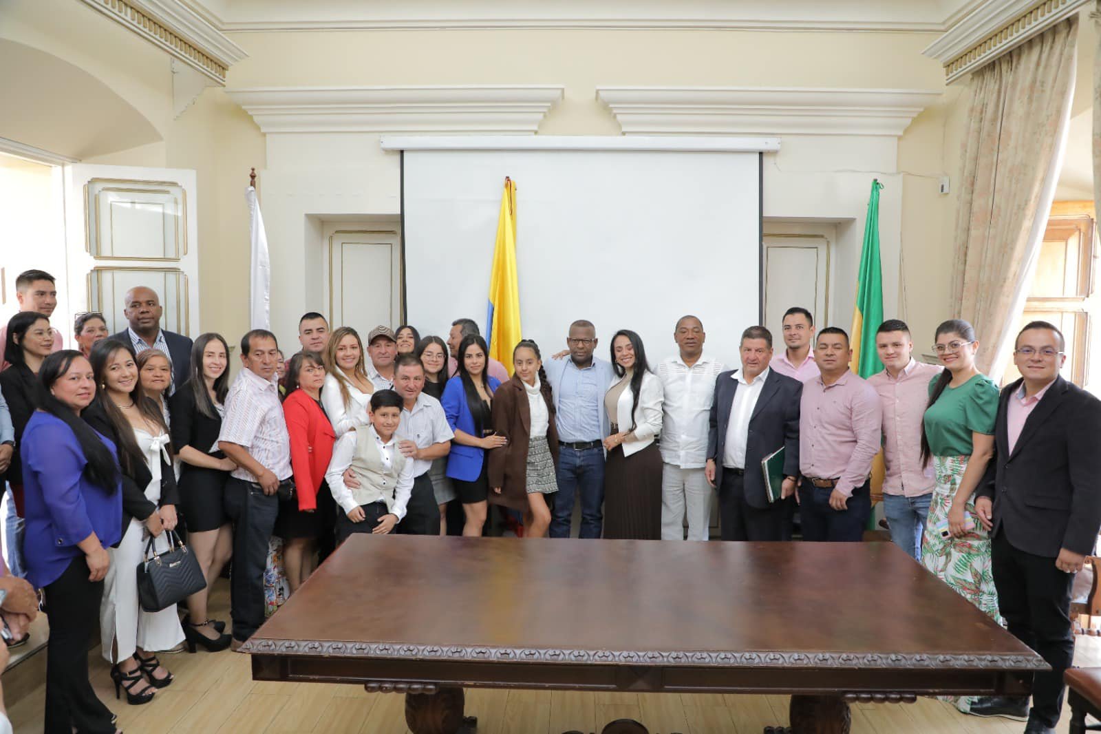 Ante el Gobernador del Cauca Elías Larrahondo Carabalí tomó posesión del cargo la nueva Secretaria de Salud8