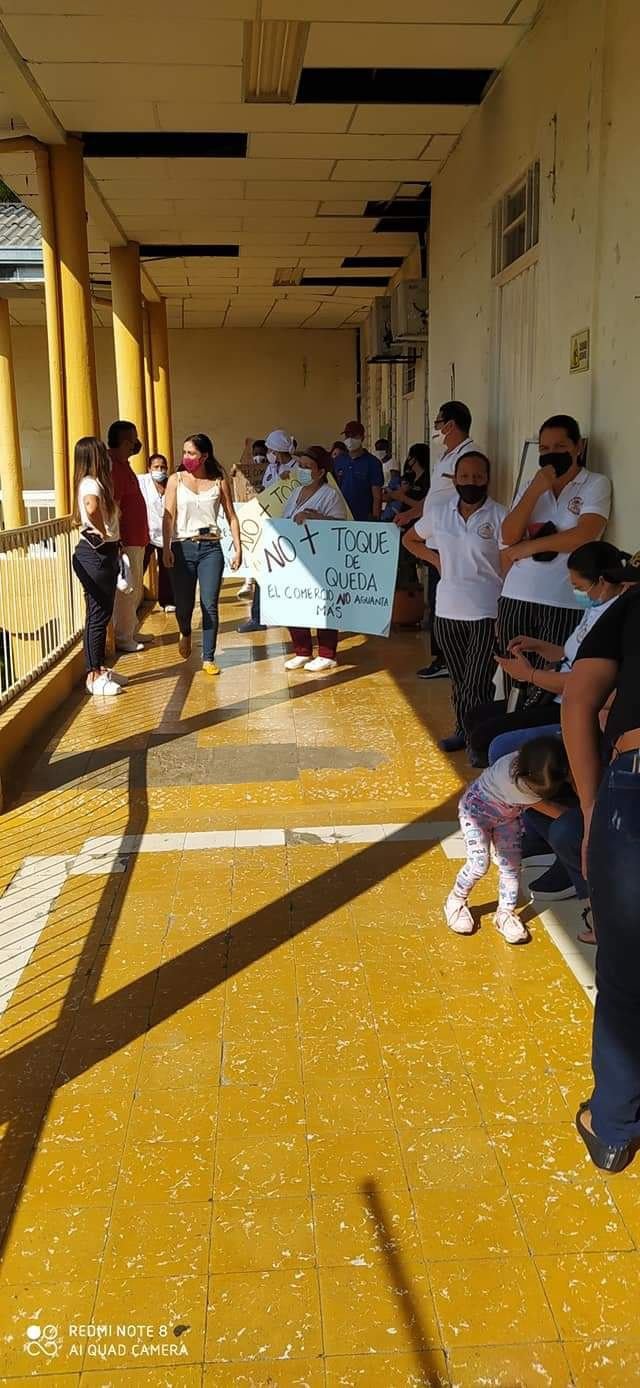 COMERCIANTES DICEN NO AL TOQUE DE QUEDA