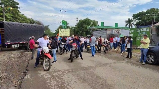 COMERCIANTES Y HABITANTES DE LA CALLE 5ta PROTESTAN Y PIDEN CELERIDAD EN LA OBRA