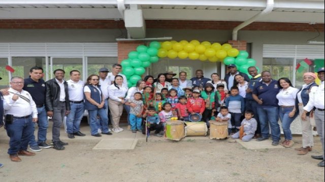 Cerca de $900 millones fueron invertidos en infraestructura educativa en el municipio de Jambaló 29 Cerca de $900 millones fueron invertidos en infraestructura educativa en el municipio de Jambaló-
