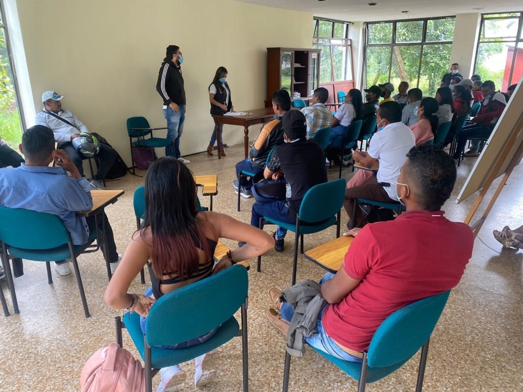 Comunidad de Cajibio conocio de proyectos que desarrolla Emcaservicios