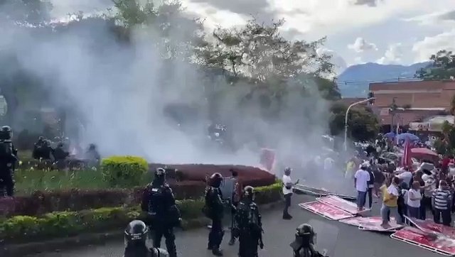 DISTURBIOS EN EL ENTIERRO DE DARIO GOMEZ EN MEDELLIN