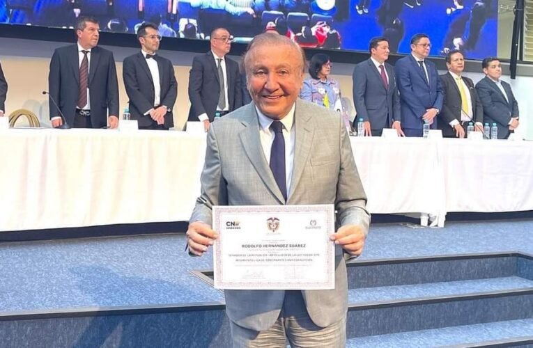 El Ing Rodolfo Hernández Suarez recibió su credencial como Senador de la República