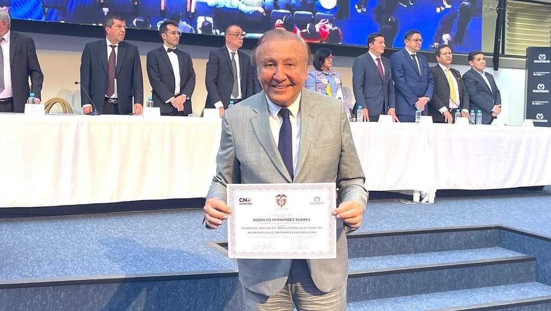 EL Ing Rodolfo Hernandez Suarez RECIBIO SU CREDENCIAL COMO SENADOR DE LA REPUBLICA