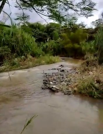 En Quinamayo, algunos habitantes, temen que el río se lleve las viviendas