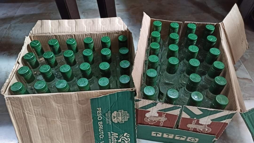 El Grupo Anticontrabando decomisó dos cajas de aguardiente Caucano adulterado