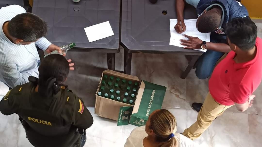 El Grupo Anticontrabando decomiso dos cajas de aguardiente Caucano adulterado1