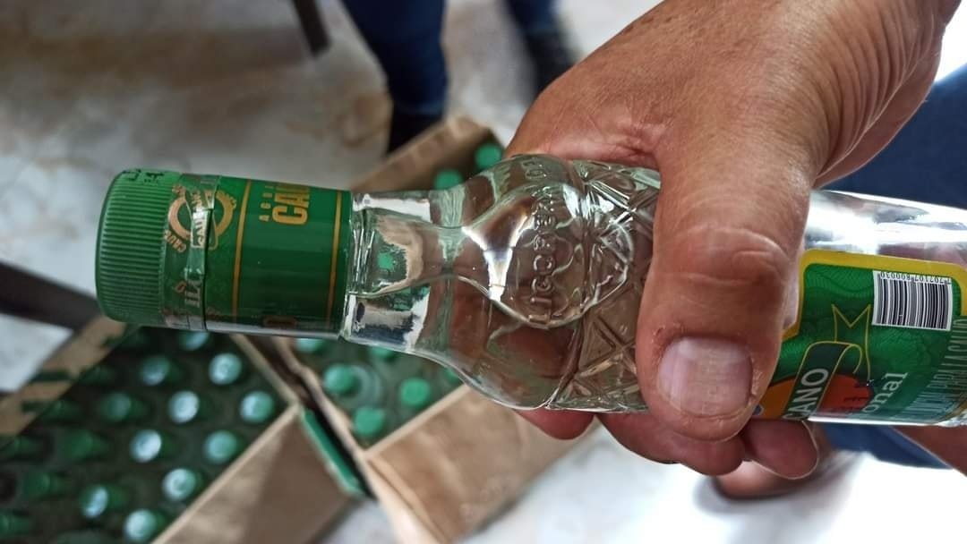 El Grupo Anticontrabando decomisó dos cajas de aguardiente Caucano adulterado2