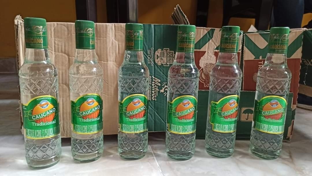 El Grupo Anticontrabando decomisó dos cajas de aguardiente Caucano adulterado3
