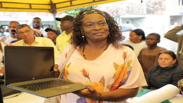 Estudiantes de Padilla se benefician con herramientas tecnologicas