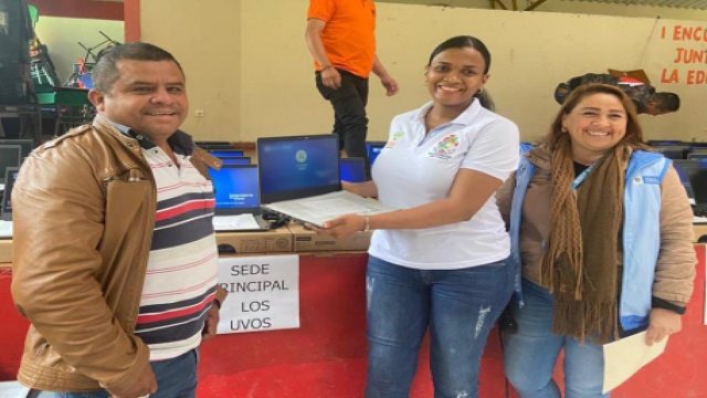 Estudiantes de la Vega se benefician con dotación de 140 equipos tecnológicos