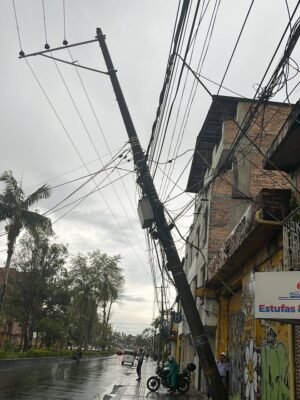Fuertes lluvias ocasionaron la caída de árboles sobre la infraestructura eléctrica en el norte de Popayán3