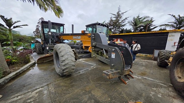 Gobernación del Cauca fortalece la malla vial de Almaguer con entrega de maquinaria amarilla