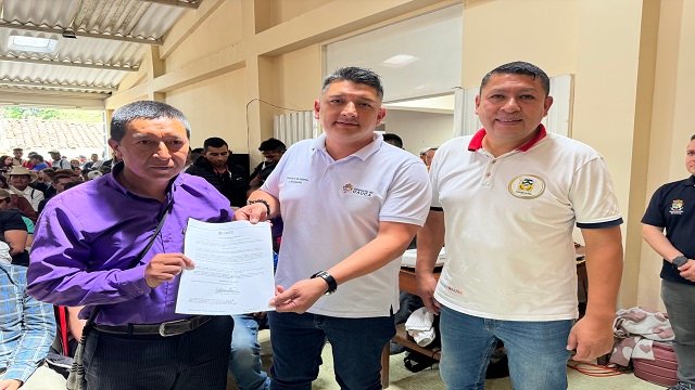 Gobernación del Cauca fortalece la participación ciudadana en La Vega con entrega de resoluciones comunales