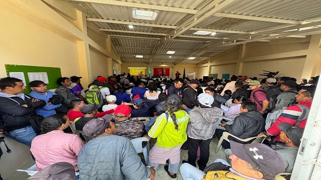 Gobernación del Cauca fortalece la participación ciudadana en La Vega con entrega de resoluciones comunales