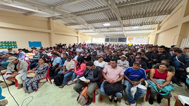 Gobernación del Cauca fortalece la participación ciudadana en La Vega con entrega de resoluciones comunales