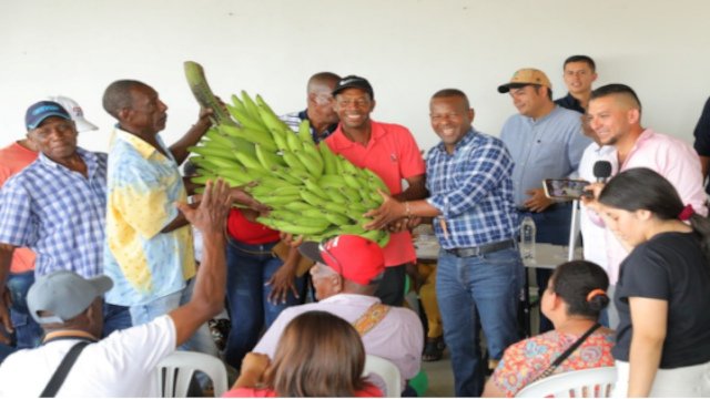 Gobernador del Cauca recibe reconocimiento por parte de comunidades de platanicultores nortecaucanos