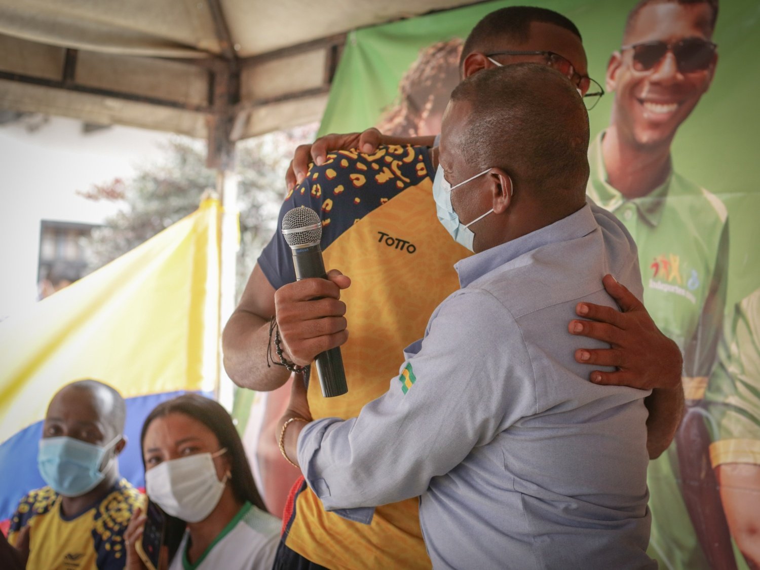 Jean Carlos Mina recibio la bandera del departamento del Cauca