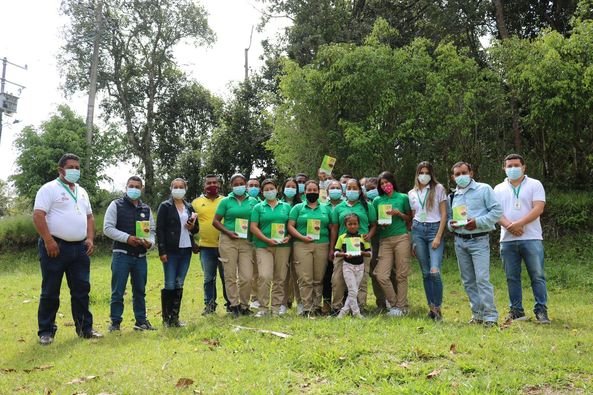 Jóvenes con los pies en el suelo