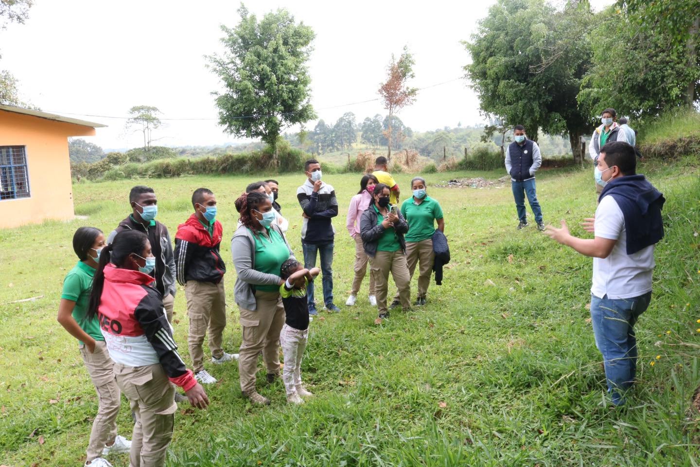 Jóvenes con los pies en el suelo