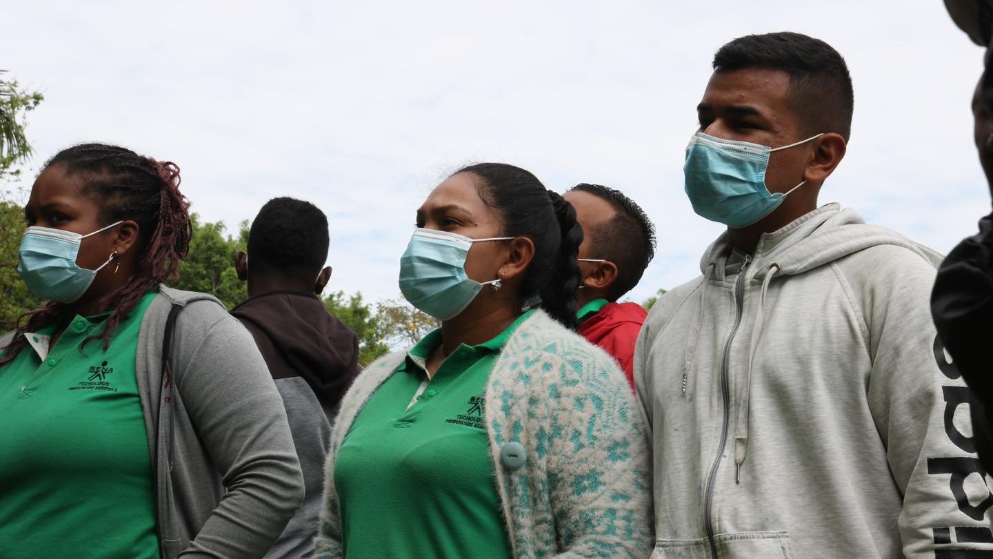 Jóvenes con los pies en el suelo2
