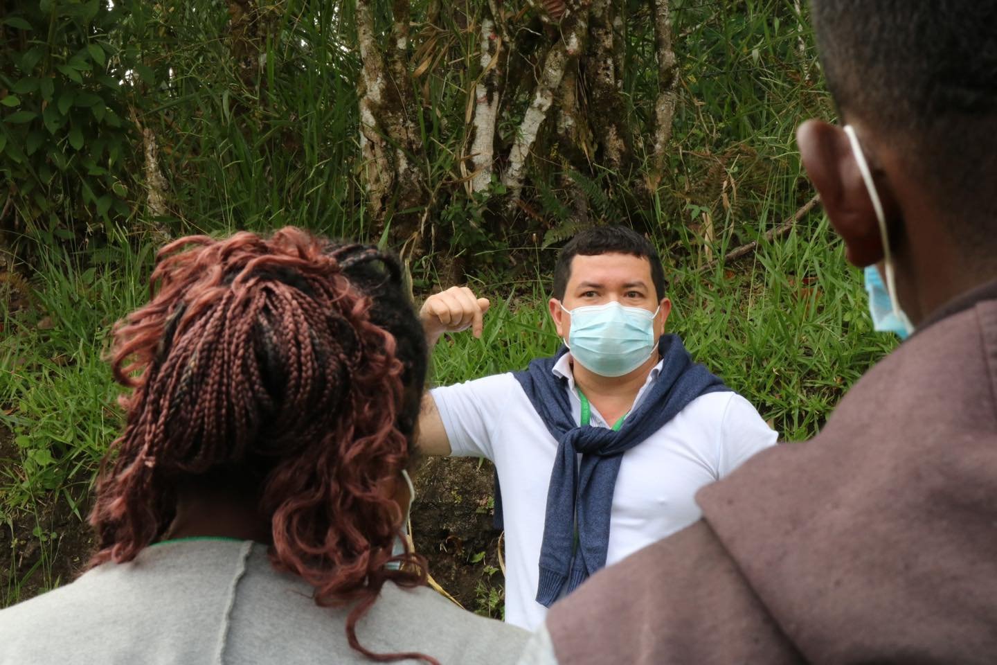 Jóvenes con los pies en el suelo3
