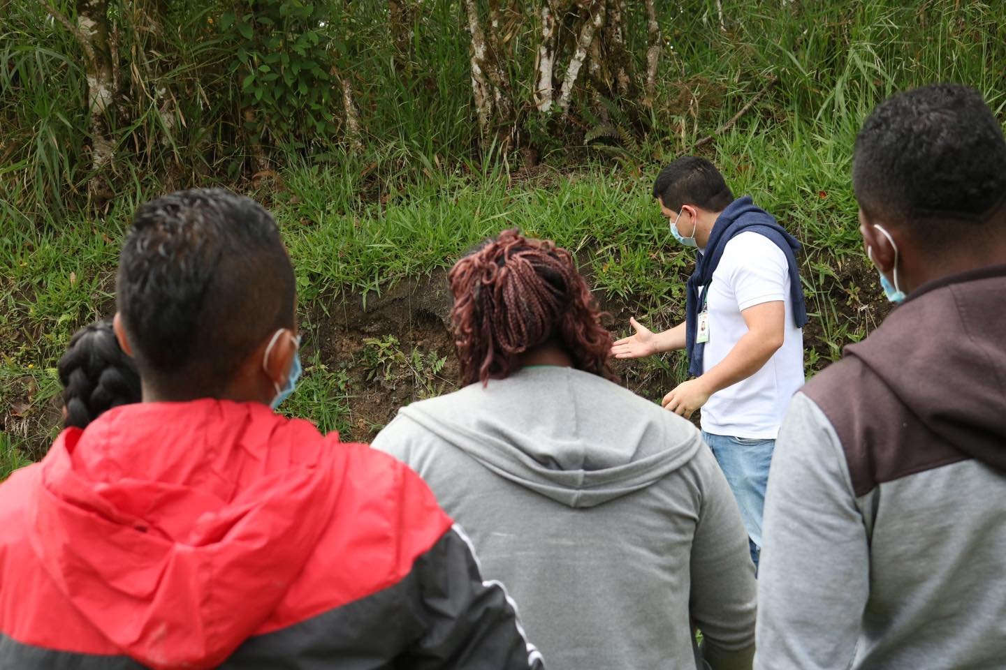 Jóvenes con los pies en el suelo4