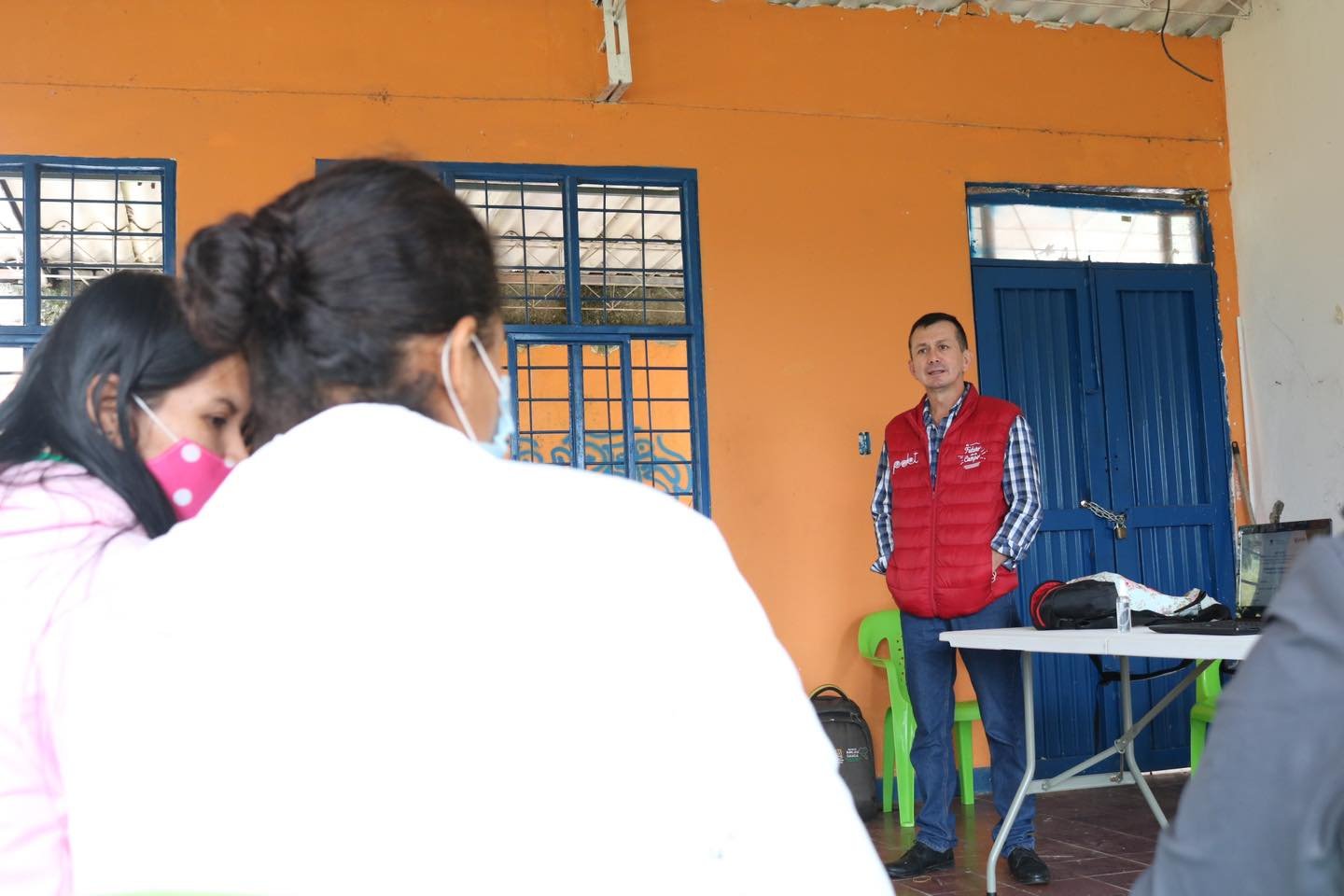 Jóvenes con los pies en el suelo6