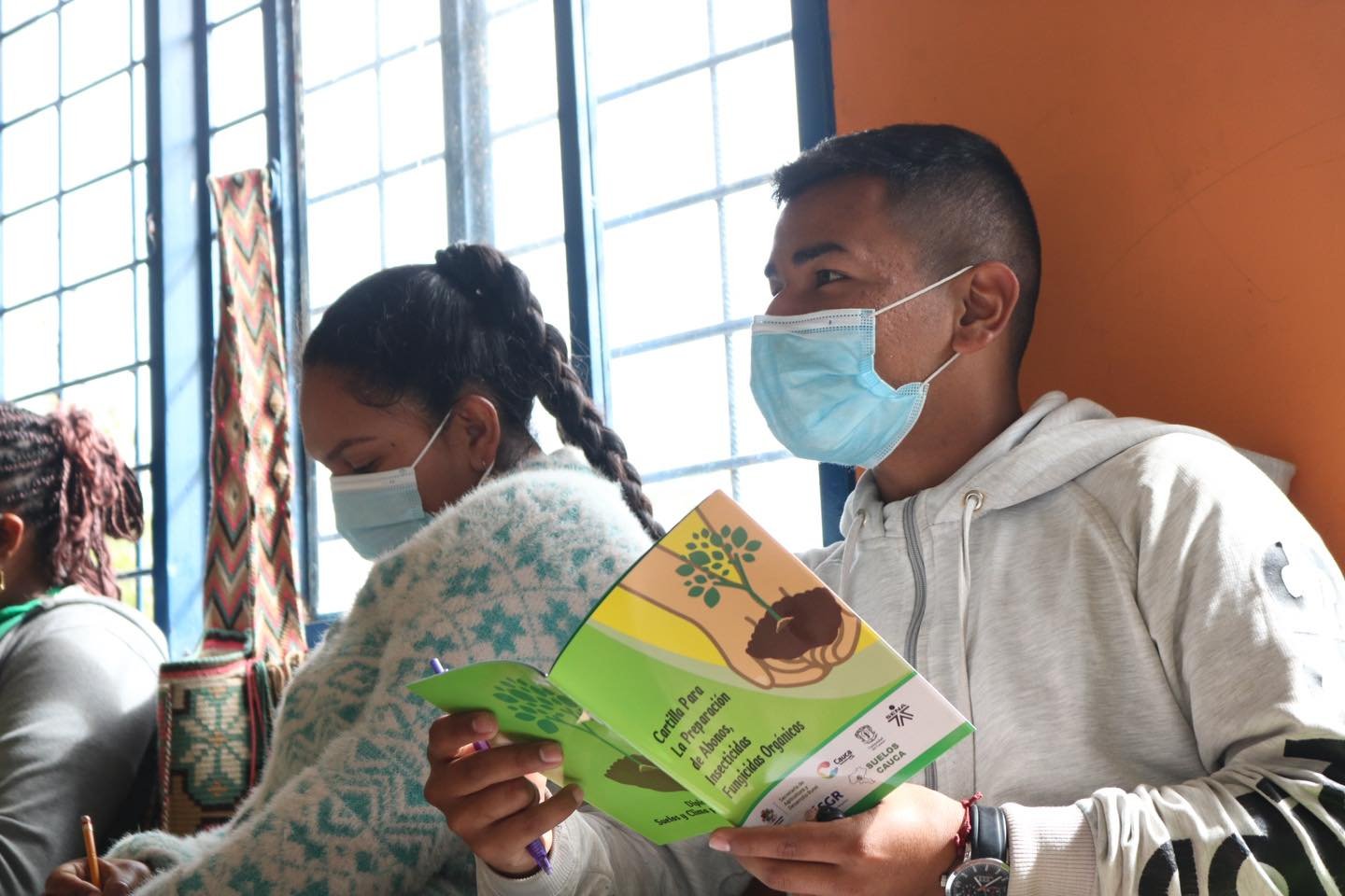 Jóvenes con los pies en el suelo8