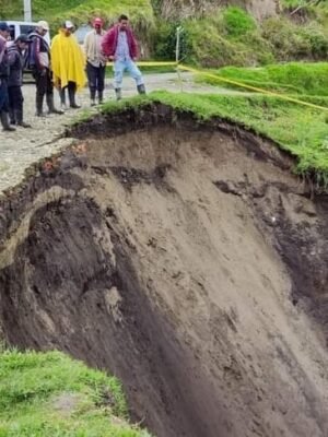 La Gobernación del Cauca trabaja continuamente para restablecer la transitabilidad en todo el territorio tras la fuerte ola invernal1