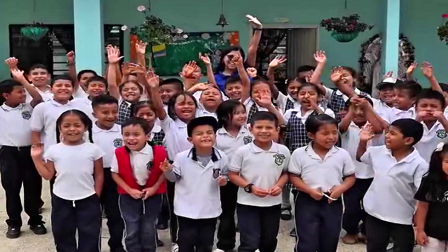 🎒 Sembrando Futuro: La iniciativa «La Educación nos Hace Grandes» llega a la I.E. Los Mangos en Piendamó