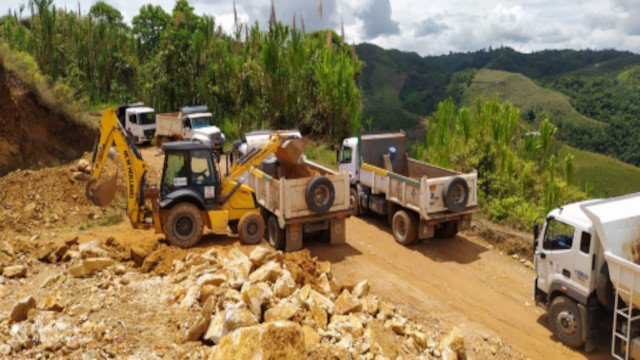 La recuperacion vial del Cauca avanza con la maquinaria amarilla