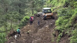Maquinaria Amarilla impulsa el desarrollo vial del Macizo Colombiano