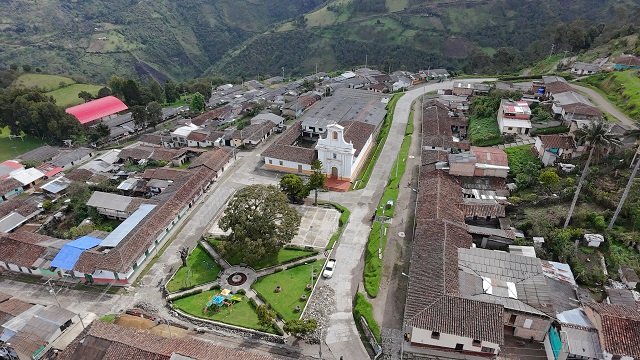 Maquinaria Amarilla impulsa el desarrollo vial del Macizo Colombiano