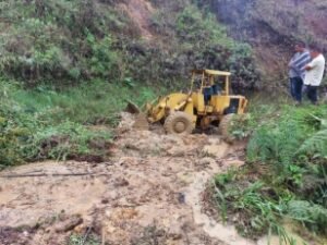 Maquinaria amarilla del departamento realiza intervenciones en 5 vias del Cauca