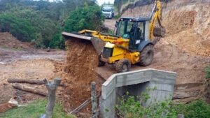 Maquinaria amarilla del departamento realiza mejoramientos viales en 4 subregiones del Cauca