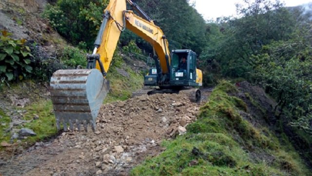 Maquinaria amarilla del departamento realiza mejoramientos viales en 4 subregiones del Cauca