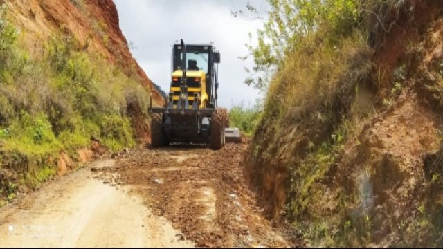 Maquinaria amarilla para atencion de corredores viales afectados por la ola invernal en el Cauca