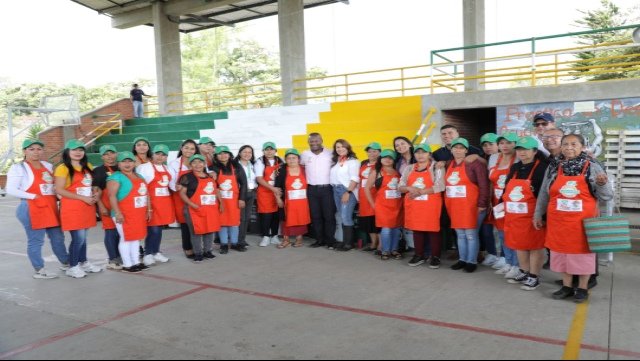 Mas de 120 mujeres cabeza de familia beneficiadas en el mejoramiento en sus puntos de venta sobre la via panamericana