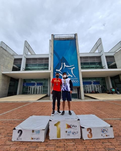 Mateo Caicedo y Camila Martínez lograron medalleria en el Campeonato Nacional Interligas de Subacuaticas-